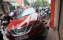 Xe ô tô mất lái đâm lên vỉa hè đườngTrần Thành Ngọ, gây tai nạn