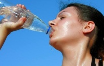 Tại sao mùa hè không nên uống nước lạnh