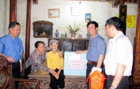 Hơn 200 người dân xã Thủy Triều được khám bệnh, cấp thuốc miễn phí