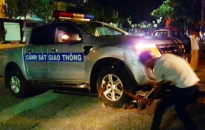 Người đàn ông lái ôtô tông vào xe CSGT