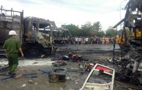 Ba ôtô đâm nhau cháy rụi, 12 người chết