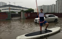 Anh Tây lướt ván trên phố Thủ đô khiến dân mạng xôn xao