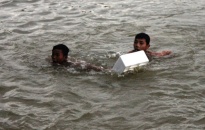Nam sinh lớp 4 đuối nước khi dùng chậu thau bơi qua sông