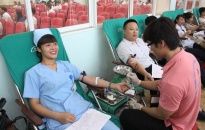 Gần 500 cán bộ nhân viên, y bác sỹ tham gia hiến máu