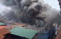 Hà Nội: Cháy lớn gây ùn tắc nghiêm trọng trên đường Trường Chinh