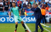 Fan 'chế' nội dung mảnh giấy bí ẩn Ronaldo nhận từ HLV