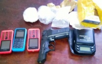 Cảnh sát bắt giám đốc cầm súng đi buôn ma túy