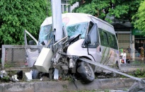 Quảng Ninh: Xe khách đâm dải phân cách, 8 người bị thương