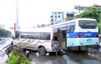 Vụ xe khách đâm dải phân cách ở Quảng Ninh: Lái xe đã tử vong