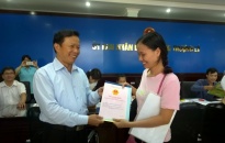 18 hộ dân đầu tiên nhận sổ đỏ khu TĐC dự án Xi măng