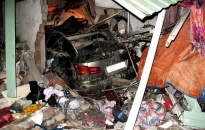 Xe ô tô đâm vào nhà dân tại thôn Đào Yêu, 6 người thương vong