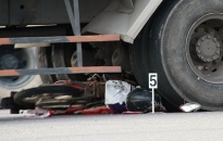 Hai người tử vong dưới gầm xe tải