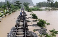Ngập tại Quảng Bình: Đường sắt Bắc -Nam tê liệt, tàu SE19 mắc kẹt