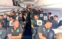Hình ảnh cầu thủ CLB bóng đá Brazil trước khi máy bay cất cánh