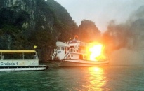 Cháy tàu trên vịnh Hạ Long