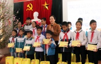 Lãnh đạo thành phố tặng quà Tết cho trẻ em nghèo
