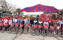 AIA Việt Nam tặng 70 xe đạp cho trẻ em nghèo Hải Phòng