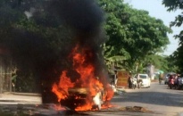 Taxi bốc cháy dưới trời nắng nóng