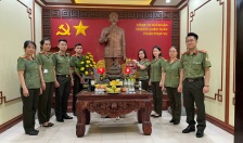 Phòng Quản lý xuất nhập cảnh – CATP: Dâng hương báo công Bác Hồ tại Tượng đài Chủ tịch Hồ Chí Minh
