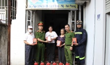 Chi đoàn Đội Cảnh sát PCCC&CNCH (Công an quận Ngô Quyền) thăm, tặng quà Mái ấm tình thương