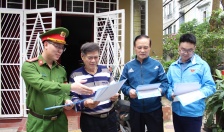 Đoàn Thanh niên Công an quận Ngô Quyền đi từng ngõ, gõ từng nhà tuyên truyền cảnh báo tội phạm lừa đảo công nghệ cao