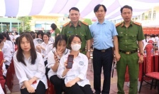Tuyên truyền, hướng dẫn tham gia góp ý vào dự thảo sửa đổi, bổ sung Hiến pháp năm 2013 trên ứng dụng VNeID tại Trường THPT Lê Hồng Phong