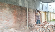 Tiến hành phá dỡ bức tường nghiêng tại Trường Tiểu học An Đồng (An Dương)