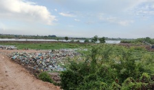 Hệ thống sông trên địa bàn huyện Vĩnh Bảo đang bị “đầu độc” bởi các bãi rác tạm ven sông 