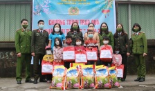 Đoàn Thanh niên, Hội Phụ nữ CAQ Kiến An: Trao quà Tết tặng các hộ dân xóm Chài Ngọc Sơn