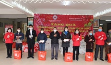 Hội Chữ thập đỏ thành phố trao gần 300 suất quà tới người dân có hoàn cảnh khó khăn 