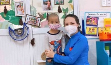 Cháu Phạm Thị Phương Linh được Quỹ từ thiện An Lạc tài trợ cho đi học