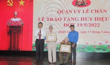 Quận ủy Lê Chân trao tặng huy hiệu Đảng đợt 19-5