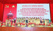 Quận ủy Hồng Bàng trao tặng Huy hiệu Đảng đợt 19-5 cho 76 đảng viên   
