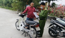 Công an xã Tú Sơn (Kiến Thụy) tổ chức tiếp nhận việc đăng ký, cấp đổi biển số xe cho người dân 