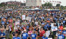 Hàng nghìn người tuần hành tại Mỹ kêu gọi ngăn chặn bạo lực súng đạn
