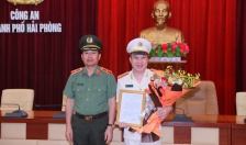 Bộ trưởng Bộ Công an phong hàm Đại tá CAND đối với đồng chí Lê Trung Sơn, Phó Giám đốc CATP Hải Phòng