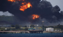 Vụ cháy kho dầu ở Cuba: Bồn chứa thứ 4 có nguy cơ bắt lửa