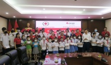 Hội Chữ thập đỏ thành phố tổ chức trao học bổng cho học sinh nghèo hiếu học