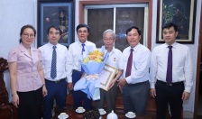 Quận Hồng Bàng trao Huy hiệu Đảng tới các đồng chí nguyên lãnh đạo thành phố