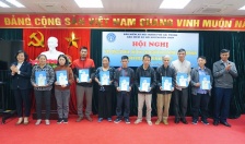 Trao tặng sổ BHXH, thẻ BHYT cho người dân có hoàn cảnh khó khăn trên địa bàn huyện Kiến Thụy