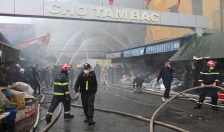 Lực lượng CATP khẩn trương phối hợp dập lửa và khắc phục hậu quả vụ hỏa hoạn tại Chợ Tam Bạc