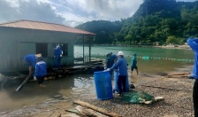 Đẩy nhanh tiến độ tháo dỡ các cơ sở nuôi trồng thủy sản trái phép trên các vịnh thuộc quần đảo Cát Bà 