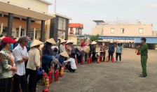 Trao tặng 100 bình chữa cháy cho các hộ gia đình tại xã Phả Lễ (Thủy Nguyên)