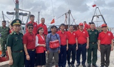 Trao cờ Tổ quốc, túi sơ cấp cứu tặng 150 ngư dân có hoàn cảnh khó khăn
