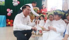 Phó Chủ tịch UBND TP Lê Khắc Nam thăm, tặng quà trẻ em quận Kiến An nhân Ngày quốc tế Thiếu nhi 1-6