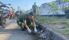 Công an phường Thượng Lý ra quân làm sạch vệ sinh môi trường khu vực cầu Tam Bạc