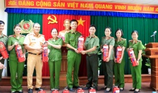 Công đoàn Công an huyện Thủy Nguyên: Trao tặng bình chữa cháy cho cán bộ, đoàn viên và người lao động