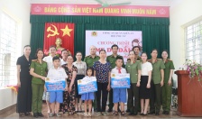 Hội Phụ nữ CAQ Kiến An: Trao kinh phí, tặng quà 3 cháu mồ côi trên địa bàn phường Đồng Hoà
