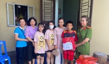 Hội Phụ nữ Công an quận Dương Kinh trao quà tặng trẻ mồ côi và phụ nữ có hoàn cảnh khó khăn trên địa bàn