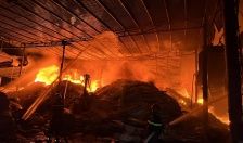 Nhanh chóng dập tắt đám cháy tại xưởng tái chế nhựa rộng 1000m2